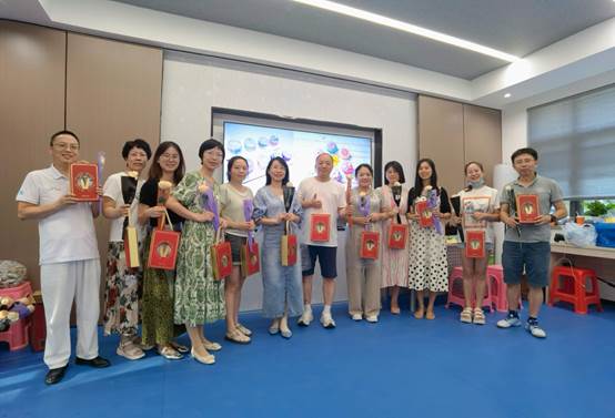 一群人站在室内合影低可信度描述已自动生成